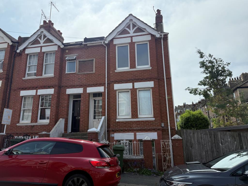 Lot: 146 - PATIO FLAT IN NEED OF REFURBISHMENT - View of front elevation from Coronation Street